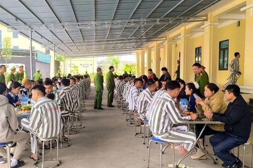 Cuộc gặp chan chứa yêu thương của phạm nhân và người nhà trước thềm năm mới