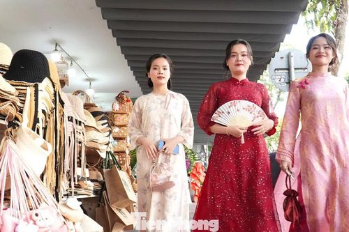 'Nàng thơ' đổ về khu chợ trung tâm Đà Nẵng ngày đầu năm mới