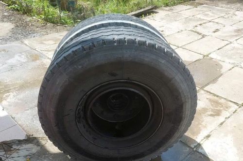 Nhập viện cấp cứu vì bị bánh xe đầu kéo văng khỏi xe lao trúng