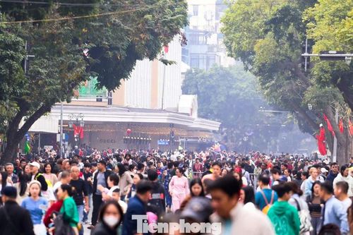 Biển người đổ về phố đi bộ Hồ Gươm