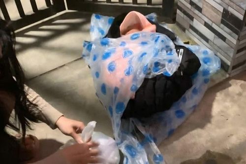 Bé trai sơ sinh bị bỏ trước cổng nhà dân ở Đà Nẵng kèm lời nhắn 'nhờ nuôi giúp'