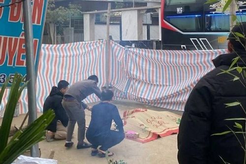 Nam thanh niên sang đường, bị xe khách đâm tử vong ngay trước nhà