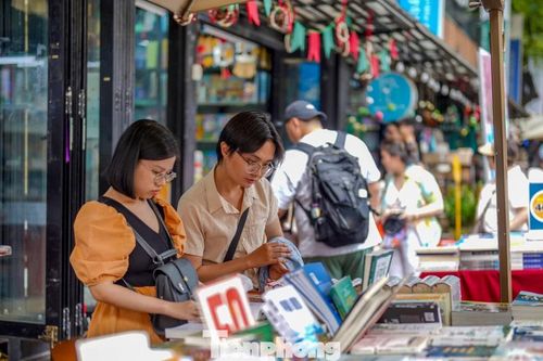 Giới trẻ TP HCM dạo đường sách, chụp hình check-in ngày đầu năm