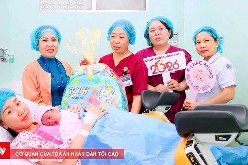 Bệnh viện TP.HCM đón nhiều 'công dân nhí' đêm giao thừa