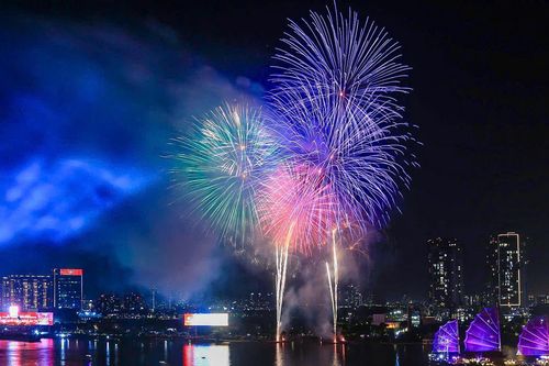 Pháo hoa rực sáng bầu trời Hà Nội, TPHCM chào năm mới 2026