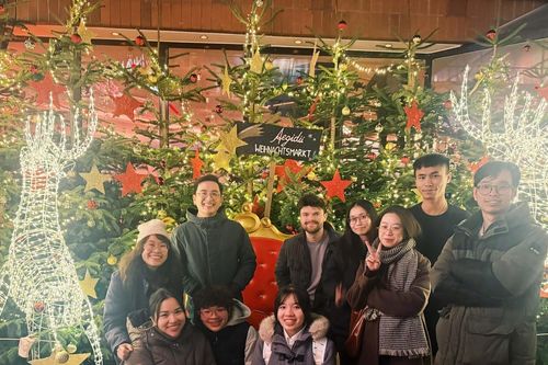 Người Việt đón năm mới ở châu Âu, hào hứng với món ăn cầu may mắn