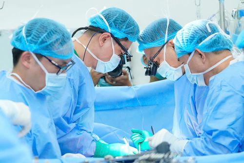 Bác sĩ xuyên đêm hồi sinh bé trai ngưng tim trước giờ phẫu thuật ghép tim
