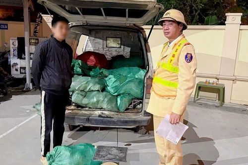 Cảnh sát giao thông chặn đứng gần 1 tấn chân gà bẩn chuẩn bị 'tuồn' lên bàn nhậu