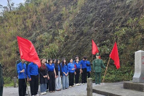 Thiêng liêng lễ chào cờ đầu năm mới tại cột mốc biên giới Việt-Lào