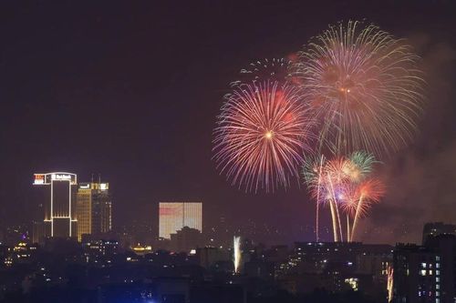 Rực rỡ bầu trời Hà Nội đêm giao thừa đón năm mới 2026