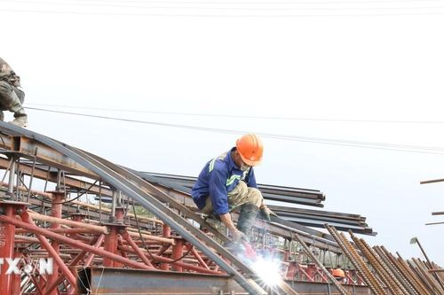 Rộn ràng các công trường ở Ninh Bình ngày đầu Năm mới