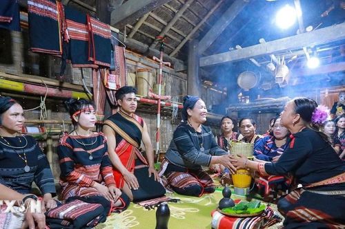 Rộn ràng tái hiện lễ cưới của đồng bào dân tộc Tây Nguyên