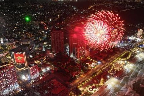 Chùm ảnh pháo hoa rực rỡ đón năm mới tại Tp.HCM