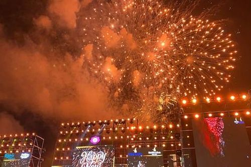 Pháo hoa rực sáng trên phố biển Cửa Lò, kỳ vọng năm mới vươn mình mạnh mẽ