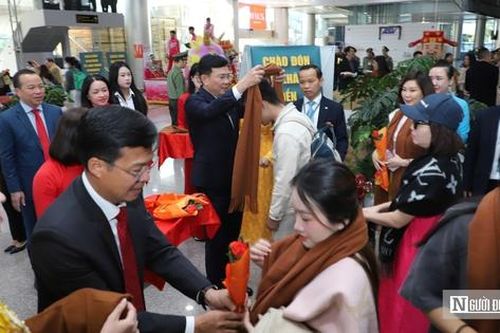Du khách đến Lâm Đồng ngày đầu năm 2026 được lãnh đạo tỉnh tặng quà