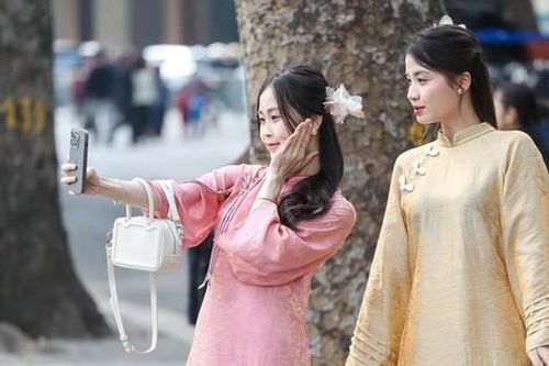 Người dân diện áo dài đổ về hồ Gươm ngày đầu năm 2026