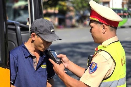 Cảnh sát giao thông Đà Nẵng siết chặt kiểm tra nồng độ cồn ngay ngày đầu năm