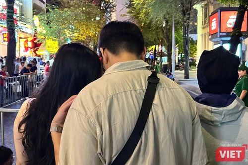 Trung tâm TP.HCM đông nghịt người đi xem countdown và pháo hoa chào năm mới 2026