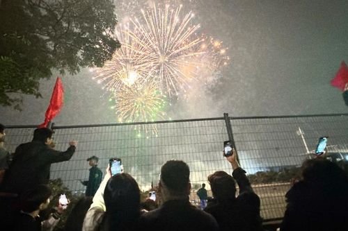 Pháo hoa rực sáng, người dân hân hoan chào năm mới 2026
