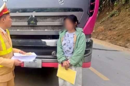Dừng xe giữa đường để tranh luận về đèn pha, nữ TikToker bị phạt