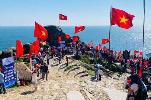 Đón những vị khách đầu tiên đến với vùng đất 'biển xanh - đại ngàn'
