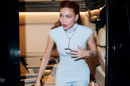Hành động gây chú ý của Hồ Ngọc Hà khi gặp một nữ ca sĩ sau cánh gà