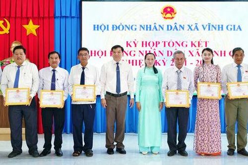 HĐND xã Vĩnh Gia khen thưởng 5 tập thể và 26 cá nhân