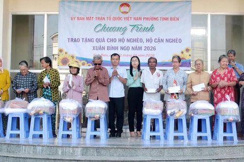 Trao 200 phần quà cho hộ nghèo, cận nghèo phường Tịnh Biên