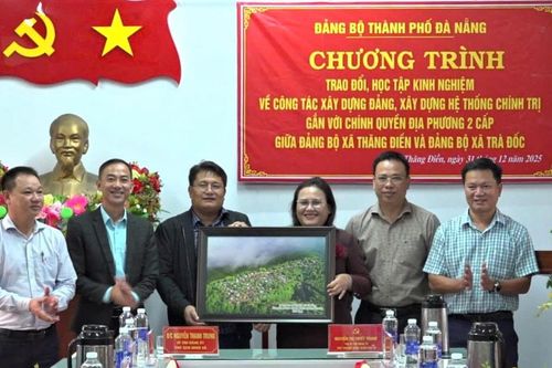 Đảng ủy xã Thăng Điền và Trà Đốc trao đổi, học tập kinh nghiệm xây dựng Đảng, chính quyền