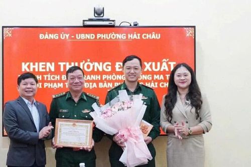 Khen thưởng đột xuất lực lượng biên phòng cửa khẩu cảng Đà Nẵng phá án ma túy