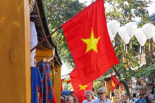Các điểm đến tại Đà Nẵng rộn ràng du khách trong ngày đầu năm mới 2026