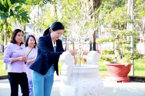 Phó Bí thư Thường trực Tỉnh ủy Tôn Ngọc Hạnh dâng hương tưởng niệm các Vua Hùng