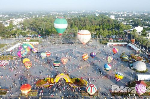 Hàng chục ngàn du khách đến Sa Đéc ngắm khinh khí cầu