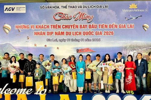 Đón đoàn khách du lịch đầu tiên đến Gia Lai bằng đường hàng không