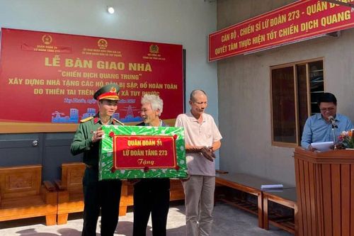 Bàn giao nhà trong 'Chiến dịch Quang Trung' ở xã Tuy Phước
