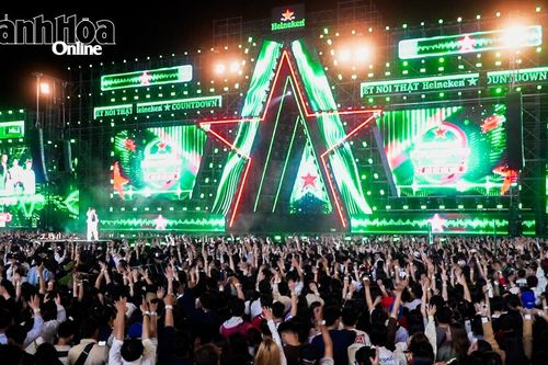 Sôi động nhạc hội Chào năm mới 2026 bên bờ biển Nha Trang