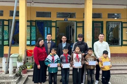 Trao 70 suất quà cho học sinh Trường Mầm non, Tiểu học và Trung học cơ sở Suối Giàng