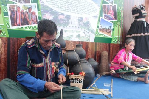 Nghệ nhân Ntơr Ha Bang giữ hồn truyền thống trên từng nan tre