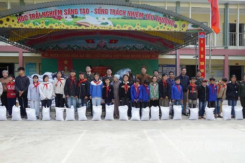 Tặng quà cho phụ nữ và học sinh có hoàn cảnh khó khăn tại xã Tân Tiến