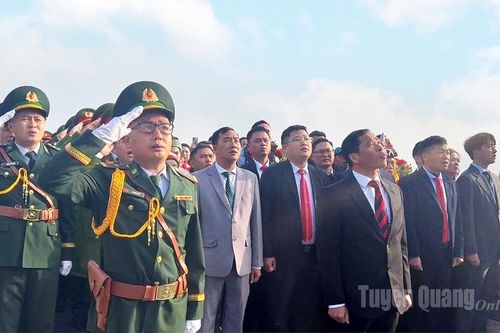 Lễ chào cờ đầu năm mới 2026 tại Cột cờ Quốc gia Lũng Cú