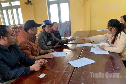 Xã Yên Hoa trao quà của Đảng, Nhà nước cho người dân