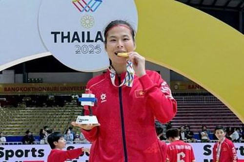 Nữ cầu thủ vô địch SEA Games & ước mơ đứng trên bục giảng