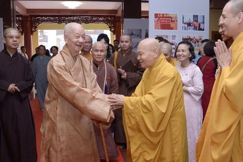 Không khí hoan hỷ trong dịp hội ngộ tại Lễ kỷ niệm 50 năm ngày Báo Giác Ngộ ra số đầu tiên