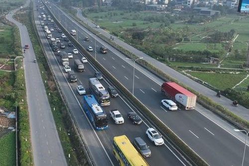 Xe ùn ùn về quê, lưu lượng phương tiện trên tuyến Pháp Vân - Cầu Giẽ tăng mạnh