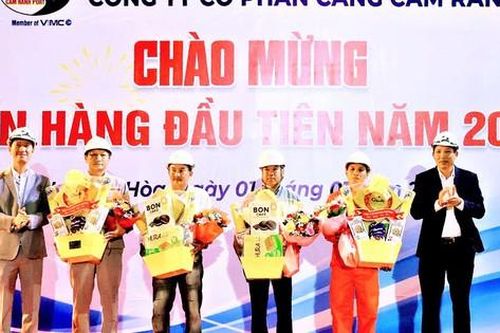 Cảng Cam Ranh đón tấn hàng đầu tiên năm 2026