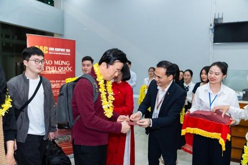 An Giang: Đón chuyến bay 'xông đất' đầu năm chở hơn 200 du khách Hàn Quốc đến Phú Quốc