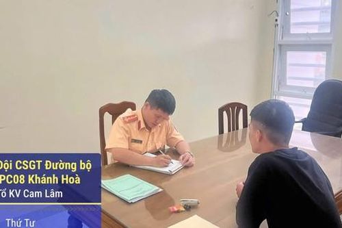 Khánh Hòa: CSGT xử lý người điều khiển mô tô công vụ, dùng điện thoại
