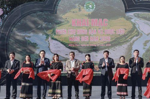 Phiên chợ nông sản và dược liệu Măng Đen mở ra không gian giao thương giàu bản sắc