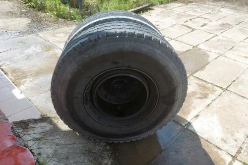 Cặp bánh xe đầu kéo bất ngờ văng ra đường trúng vào người dân