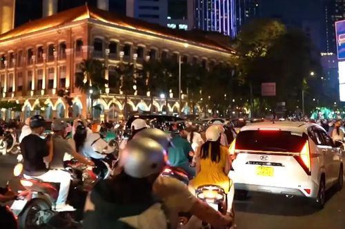 Người dân TP.HCM háo hức chờ đón năm mới